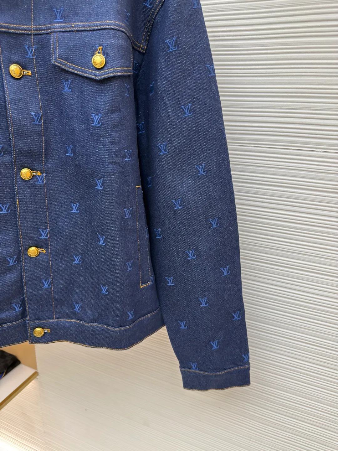LOUIS VUITTON embroidered logo denim jacket ●Authentic product: purchased and developed by 26506 ●Item number: 1680016-B85 ●Fabric: denim fabric ●Technology: embroidery production ●Version: fitted version ●Weight: about 1290 grams ●Size: 46-48-50-52 ●Description: The fabric is made of 430g denim fabric, which feels breathable and comfortable after washing. Every detail is customized by YB, with matching patterns, custom hardware buttons, and leather tags that are highly restored, comparable to the original ones. It can be matched with the same style to create a fashionable look, and can be used in various occasions. Customized accessories, complete with three standards, same style for men and women!